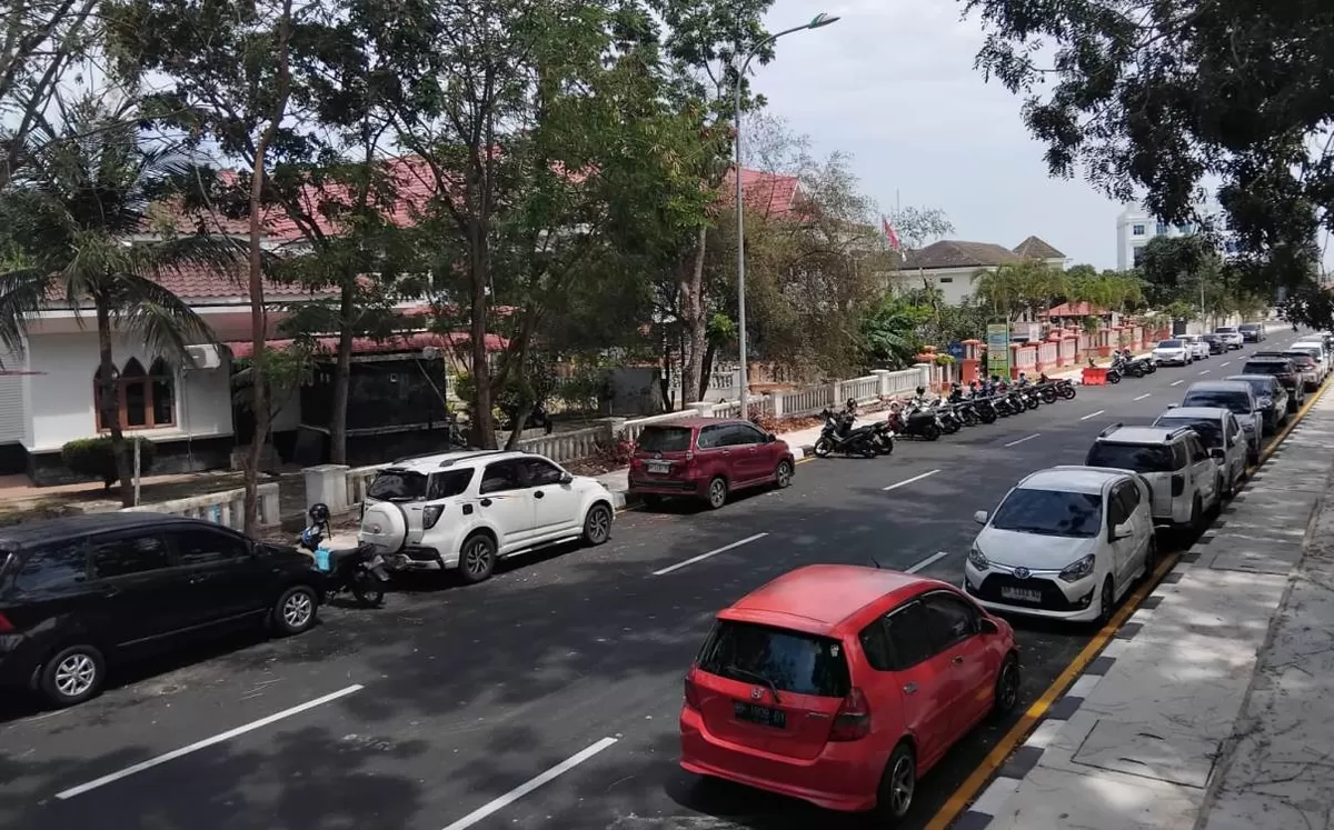 Kondisi Jalan di seputar kawasan PN Batam yang dijadikan tempat parkir oleh pengunjung sidang. Foto/Ria Fahrudin.