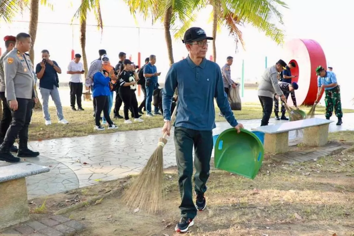 Walikota Amsakar Pimpin Aksi Gotong Royong di Pantai Ocarina, Tekankan Gerakan Indonesia ASRI