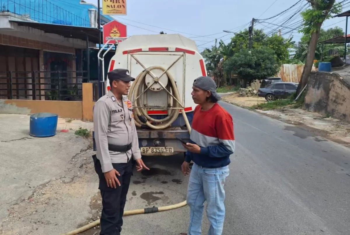 Polsek Batu Ampar Laksanakan Pengamanan Hari Ke-15 Pendistribusian Air Bersih di Tanjung Sengkuang