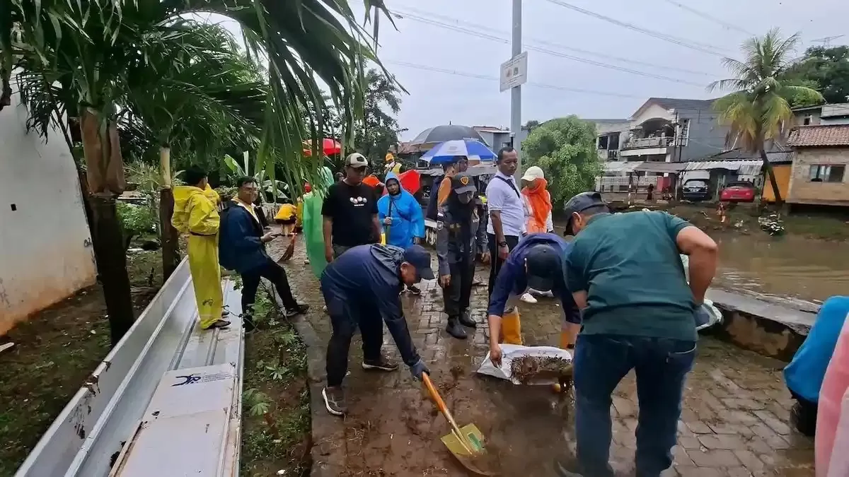 Gubernur DKI Jakarta Pramono Anung bersama Ketua Umum PMI Jusuf Kalla meninjau langsung pelaksanaan kerja bakti bersama./net