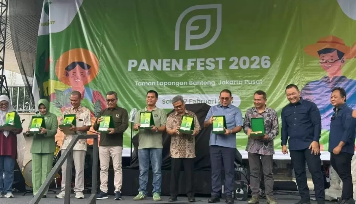 CEO Promedia, Agus Sulistriyono saat menerima penghargaan untuk Promedia Group sebagai Kolaborator Diseminasi Informasi dan Publikasi Ketahanan Pangan di Panen Fest 2026. (Dok. Promedia)