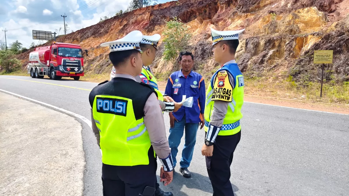 Satlantas Polres Bintan tampak berikan edukasi keselamatan terhadap pengendara, Senin 9 Februari 2026.