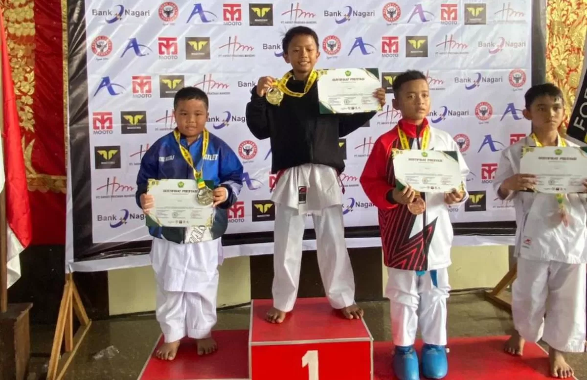 Muhammad Pradipta Utama Juara II  photo bersama saat penerimaan piala dan piagam.
