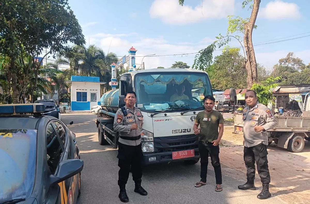 Polsek Batu Ampar Laksanakan Pengamanan Hari Ke-17 Pendistribusian Air Bersih di Kelurahan Tanjung Sengkuang