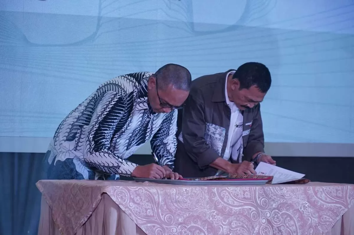 Penandatangan kerjasama dilakukan oleh Direktur Utama Merdeka Institute Mulia Siregar dan Ketua Harian JMSI Ari Rahman.