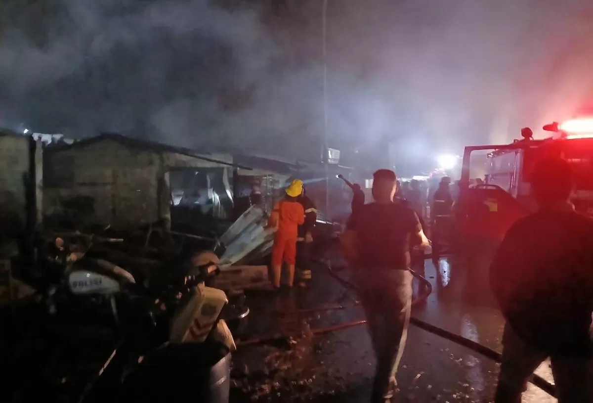 Kebakaran Hanguskan Enam Kios Di Bukit Beruntung Batam, Api Dijinakkan Setelah 2,5 Jam ​