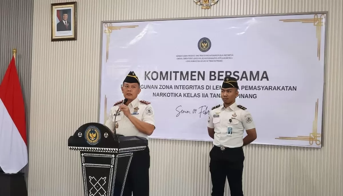 Kalapas Narkotika Tanjungpinang, Fauzi Harahap berikan pengarahan usai tandatangani komitmen bersama dan pakta integritas. 