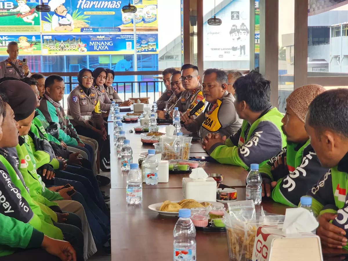 Polantas Polda Kepri menggelar kegiatan Silaturahmi dan Diskusi dikemas dalam acara Polantas Menyapa bersama  Komunitas Ojek Online Kota Batam. (IST)