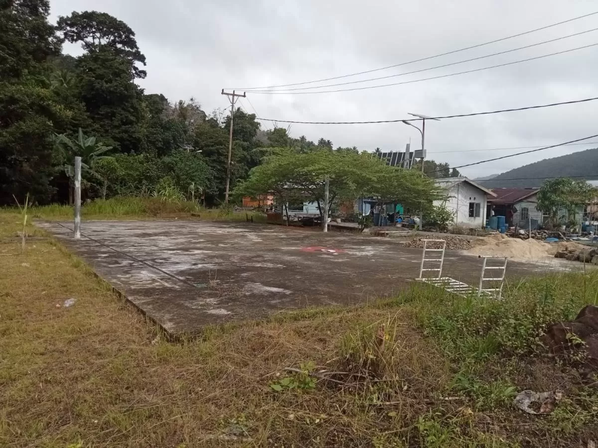Jika di paksakan rencana pembangunan KDMP di lokasi lapangan itu warga akan terancam kehilangan fasilitas publik berupa lapangan desa dan area bermain anak.