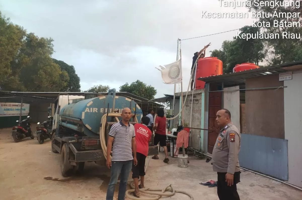 Polsek Batu Ampar Amankan Hari ke-23 Pendistribusian Air Bersih Pemerintah di Tanjung Sengkuang dan Batu Merah