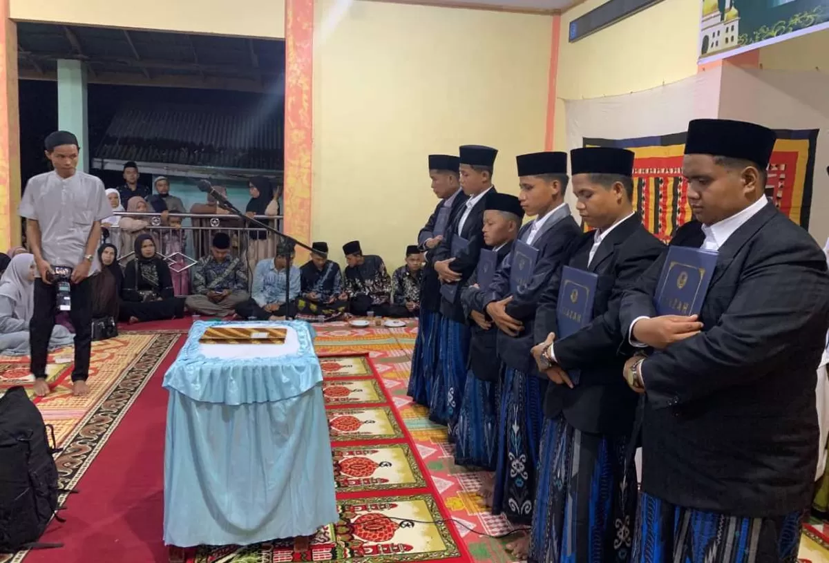 Enam Orang Santri Pondok Pesantren Madinatul Ilmi Nurul Ikhlas Resmi Diberikan Ijazah