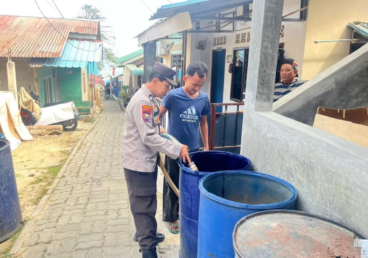 Wujud Pelayanan Polri, Polsek Batu Ampar Amankan Penyaluran Air Bersih Hari Ke-24