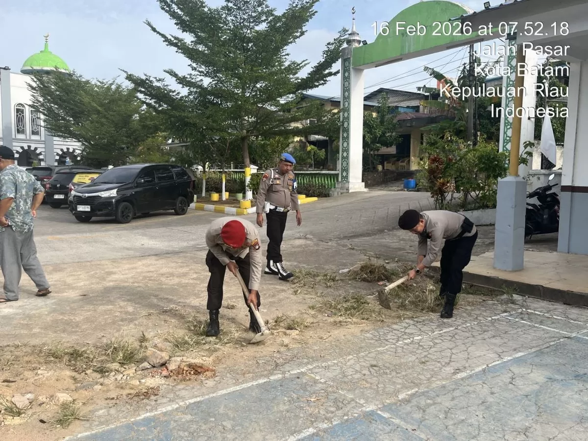 Polsek Lubuk Baja dan Satreskrim Polresta Barelang Gelar Gotong Royong Wujudkan Lingkungan Tempat Ibadah yang Asri