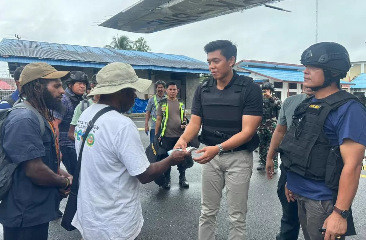 Masyarakat Korowai Gotong Royong Kumpulkan Uang Agar Pesawat Bisa Beroperasi