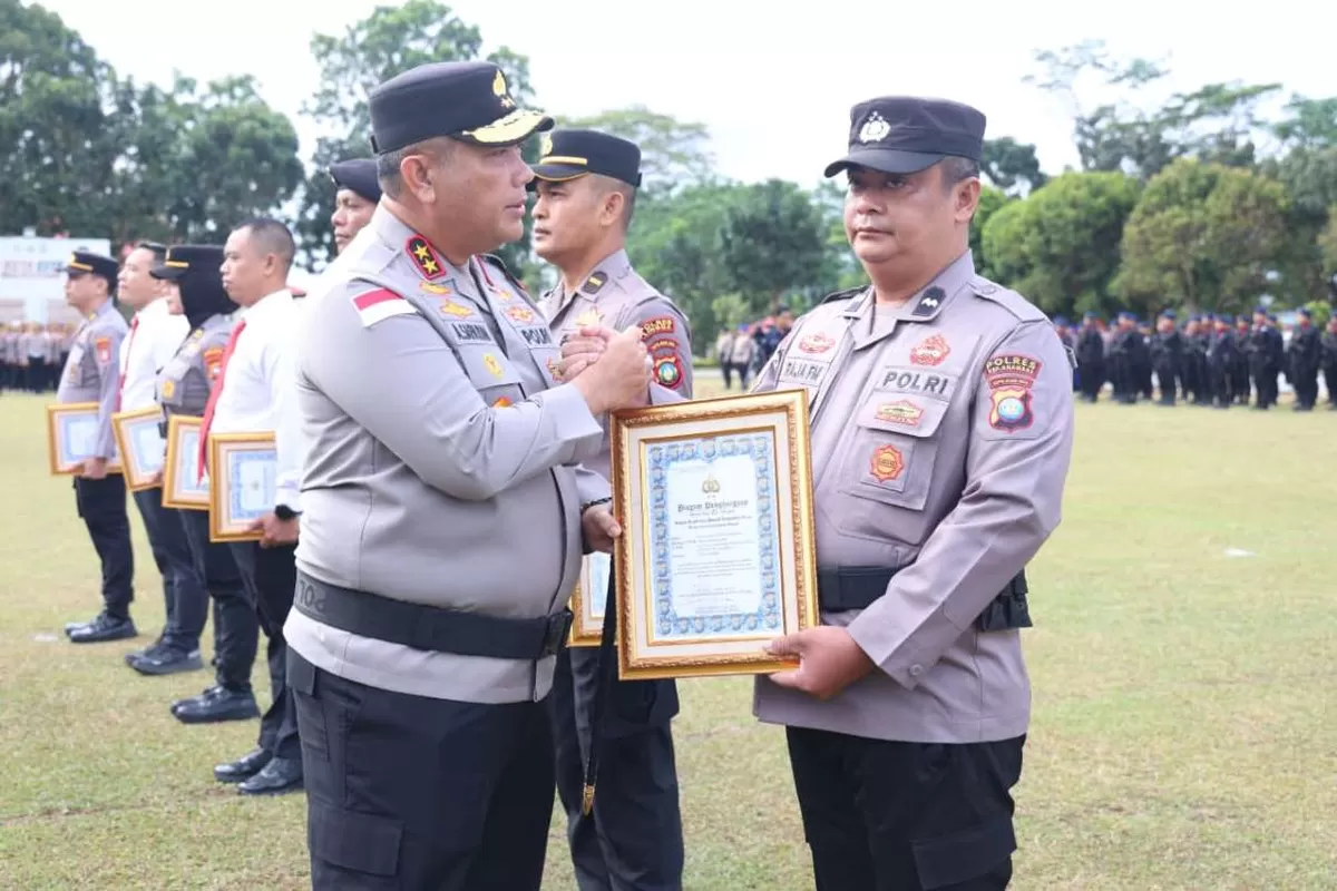 Pimpin Upacara Hari Kesadaran Nasional, Kapolda Kepri Irjen Pol Asep Safrudin Beri Penghargaan Khusus untuk Polisi Sopir Jenazah