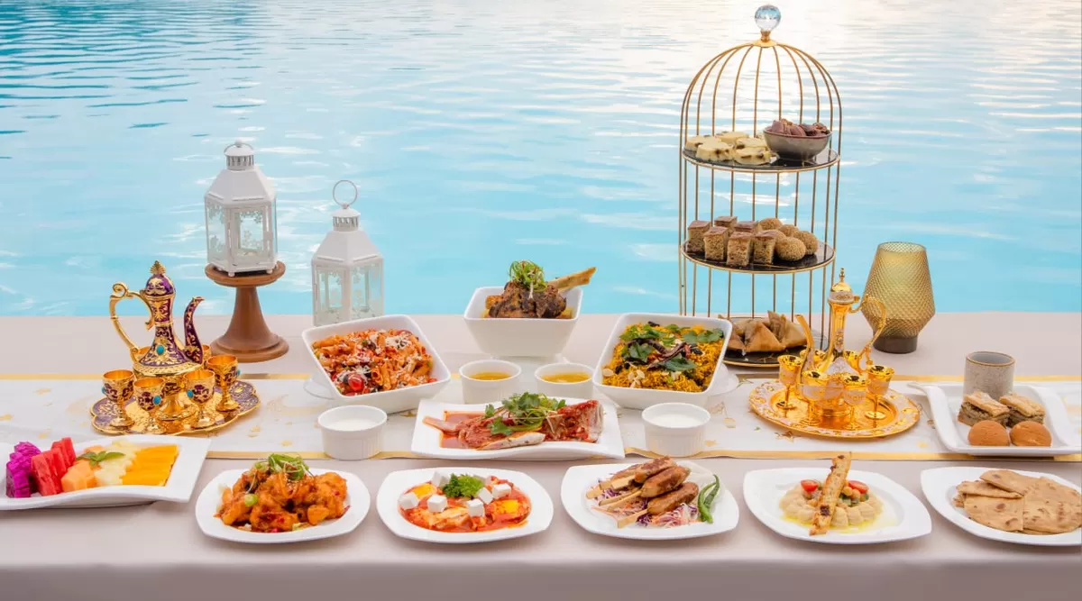 Menu berbuka puasa bersama berlatar belakang air asin dengan kolam buatan terpanjamg se Asia Tenggara di Natra Bintan.