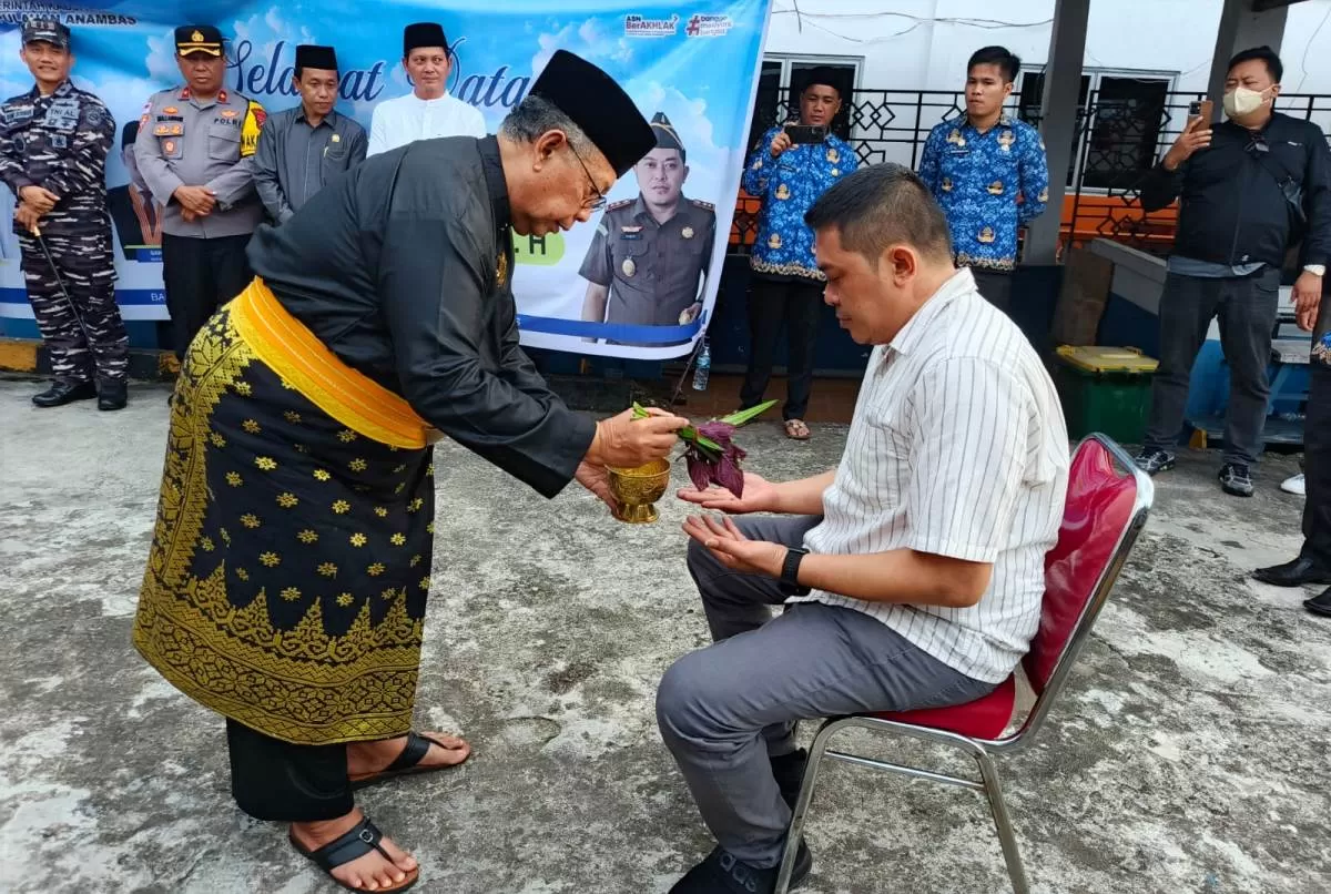Prosesi Tepuk Tepung Tawar oleh Ketua LAM kepada Kajari Kepulauan Anambas, Sigit Sugiarto di Pelabuhan Sri Siantan, Anambas, Rabu, 18 Februari 2026