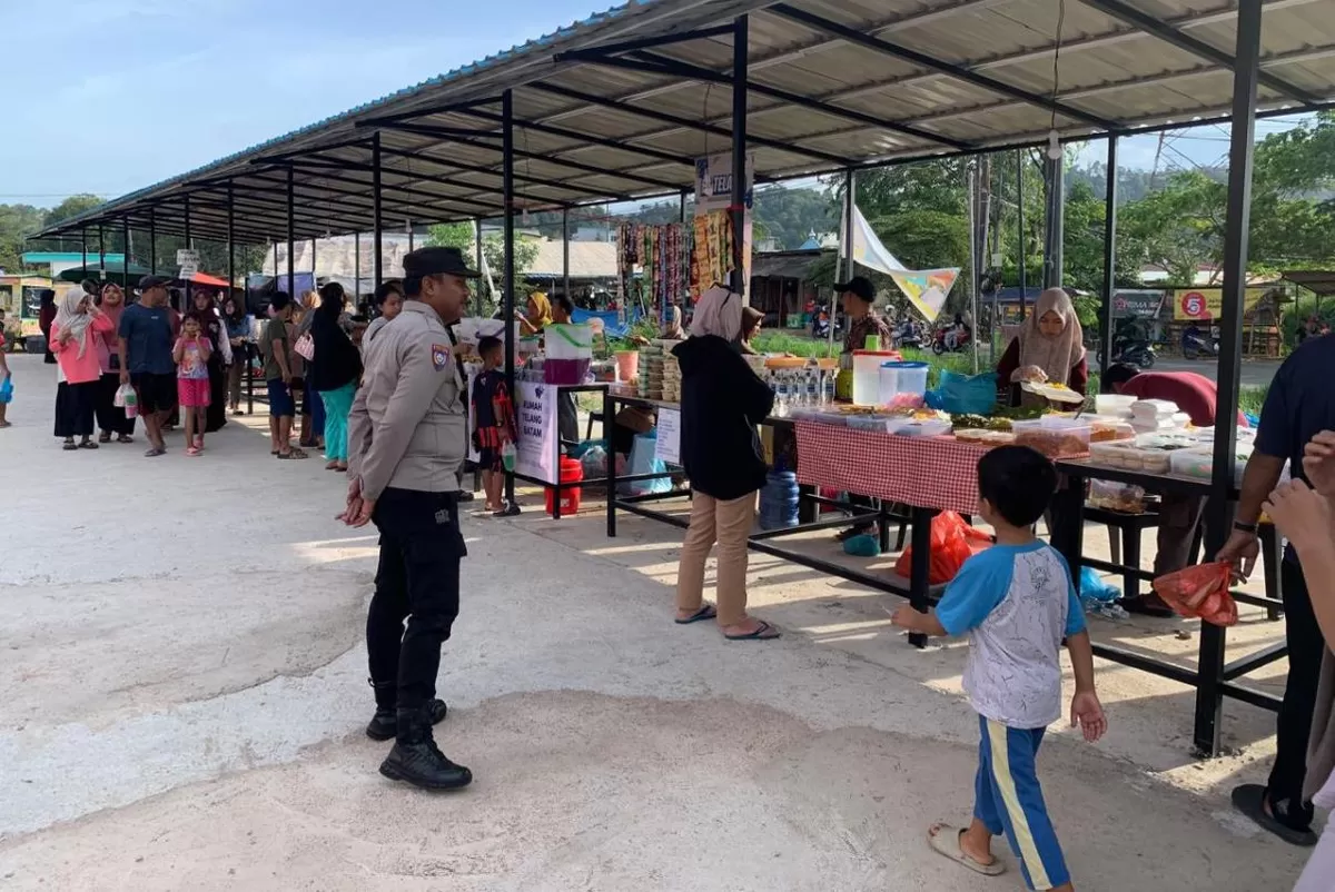 Polri Hadir di Tengah Masyarakat, Pengamanan Pasar Tumpah Ramadhan Sungai Beduk Berlangsung Kondusif