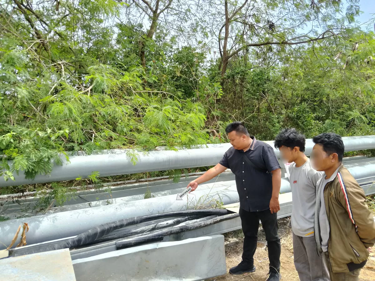 Polisi olah tempat kejadian perkara (tkp) percobaan pencurian kabel tembaga milik PT BAI di Kawasan Galang Batang bersama kedua pelaku, Minggu 22 Februari 2026.