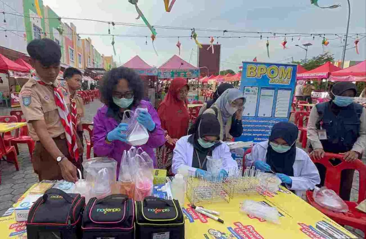 Tim Dinkes Tanjungpinang sedang melakukan uji sampel makanan takjil di salah satu bazar digelar di Kota tanjungpinang. 