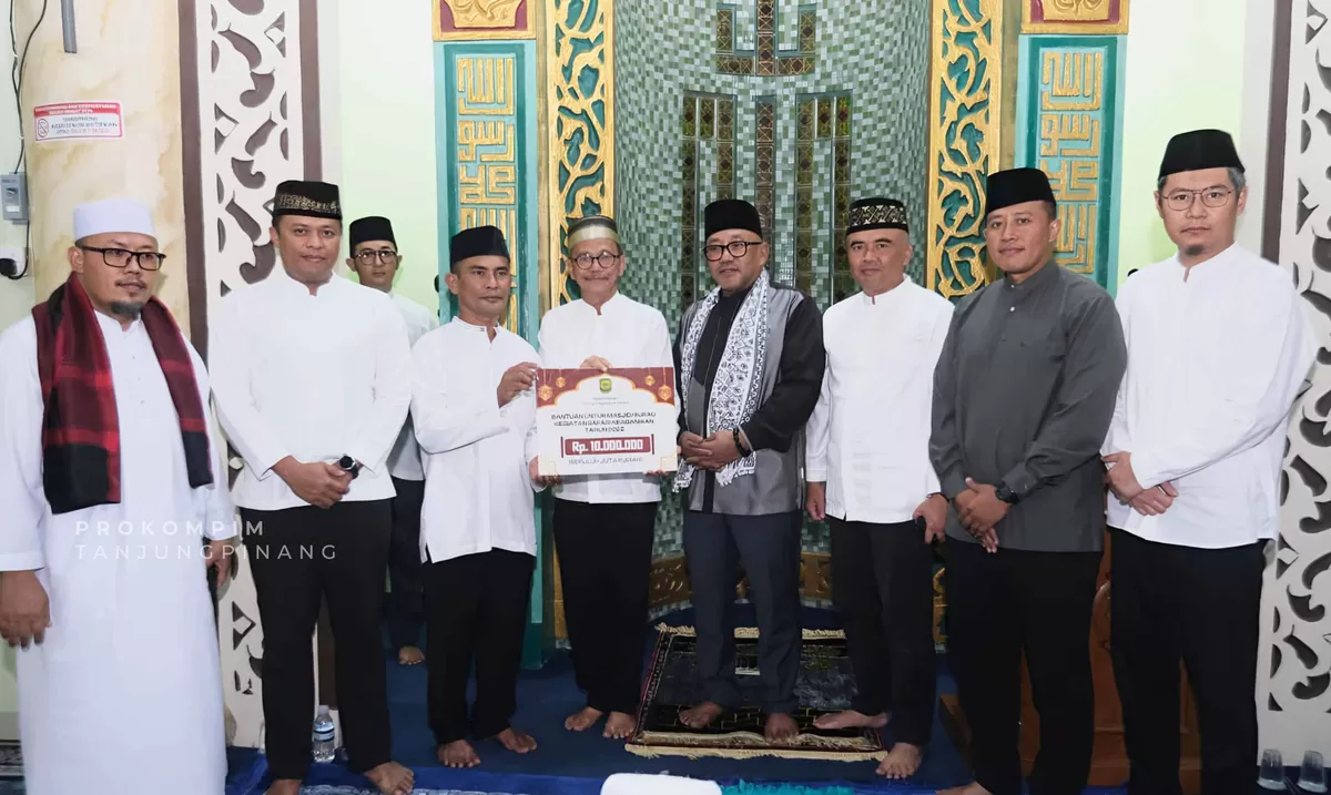 Walikota Tanjungpinang Lis Darmansyah bersama Wakil Walikota Tanjungpinang Raja Ariza menyerahkan bantuan kepada Masjid Nurul Iman, Jalan Pancur. (Setdako Tanjungpinang)