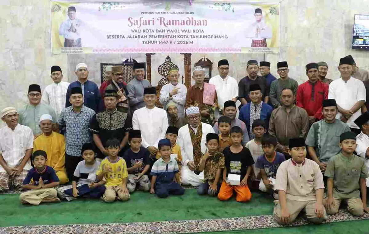 Walikota Tanjungpinang Lis Darmansyah foto bersama pada kegiatan Safari Ramadan di Masjid Besar Al Azhar.(Foto: Diskominfo Tanjungpinang)