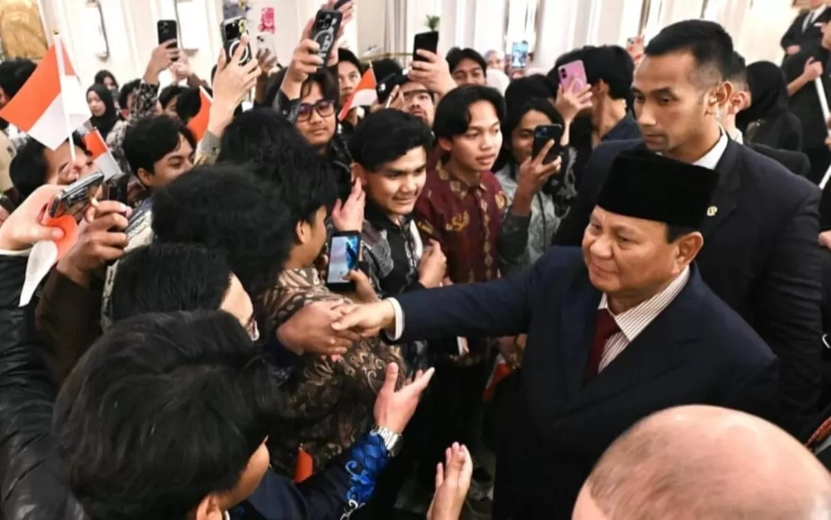 Presiden Prabowo Subianto disambut hangat oleh diaspora saat tiba di hotel tempatnya bermalam di Amman, Kerajaan Yordania Hasyimiah, pada Selasa, 24 Februari 2026. Foto: Ist.