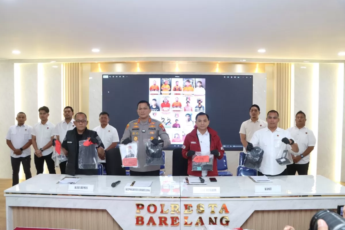 Kapolresta Barelang Pimpin Konferensi Pers Pengungkapan 34 Tersangka Hasil Operasi Liong Seligi 2026