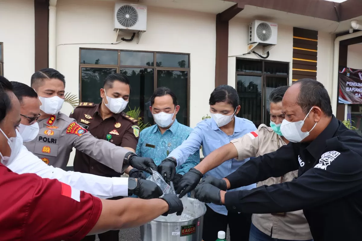 Pemusnahan barang bukti sabu 2 kg yang dilarutkan air panas bersama instansi terkait setelah konferensi pers,  Kamis 26 Februari 2026.