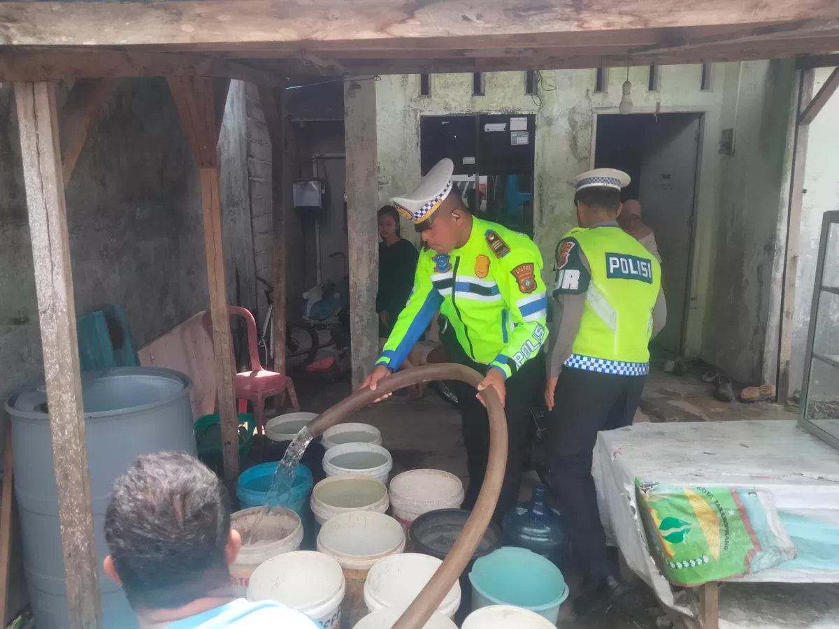 Kanit 1 Sat PJR Unit 1 Bintan Dit Lantas Polda Kepri AKP Firuddin, AKP Firuddin pimpin penyaluran air bersih di Perumahan Bandara Asri. 