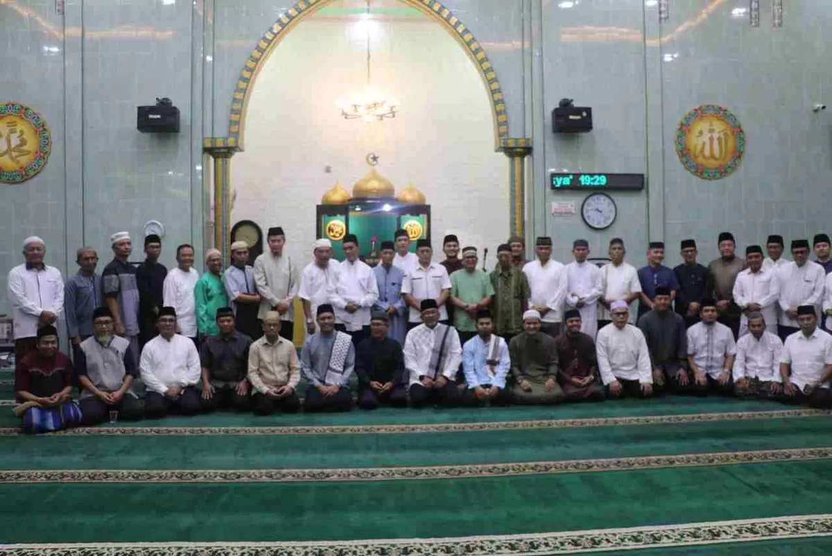Walikota Tanjungpinang Lis Darmansyah dan Wakil Walikota Raja Ariza foto bersama saat Safari Ramadan di Masjid Jami' Al Jannatul Ma'wa. (Foto: Diskominfo Tanjungpinang)