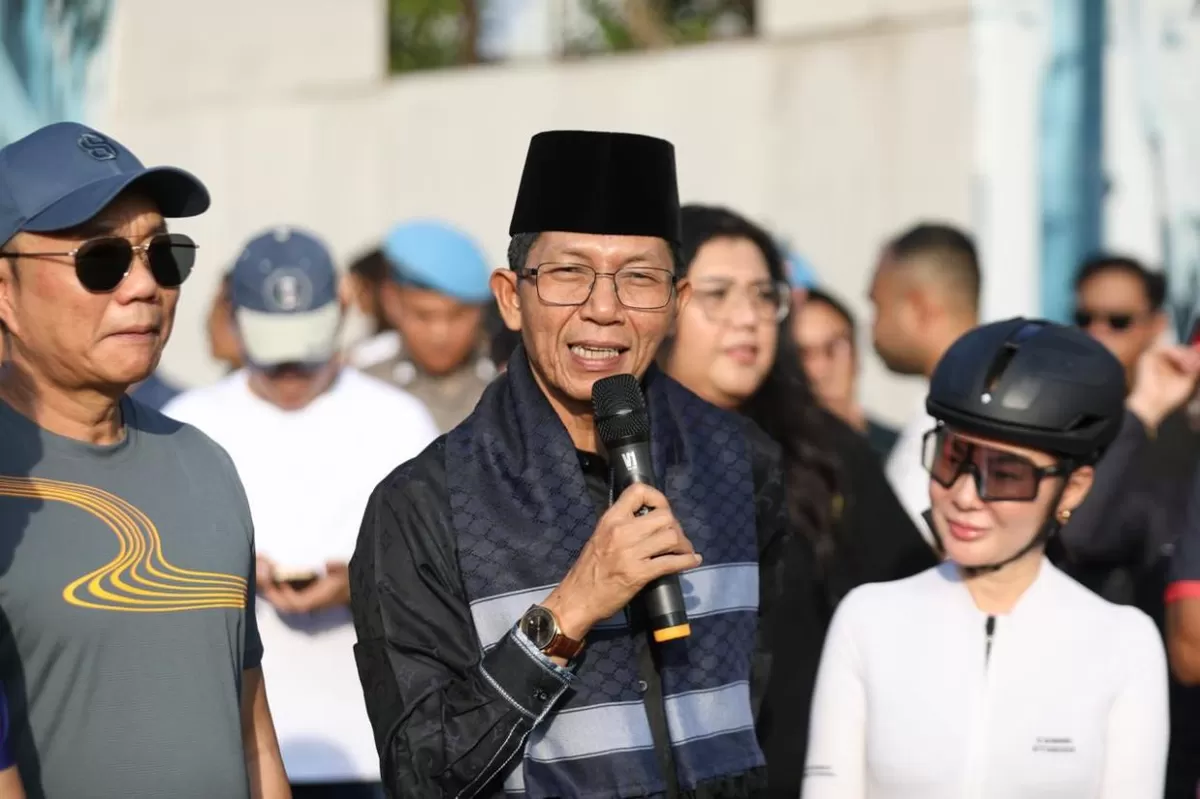 Kepala BP Batam, Amsakar Achmad, dan Wakil Kepala BP Batam, Li Claudia Chandra, membuka sekaligus melepas peserta dari garis start di Nagoya Citywalk.