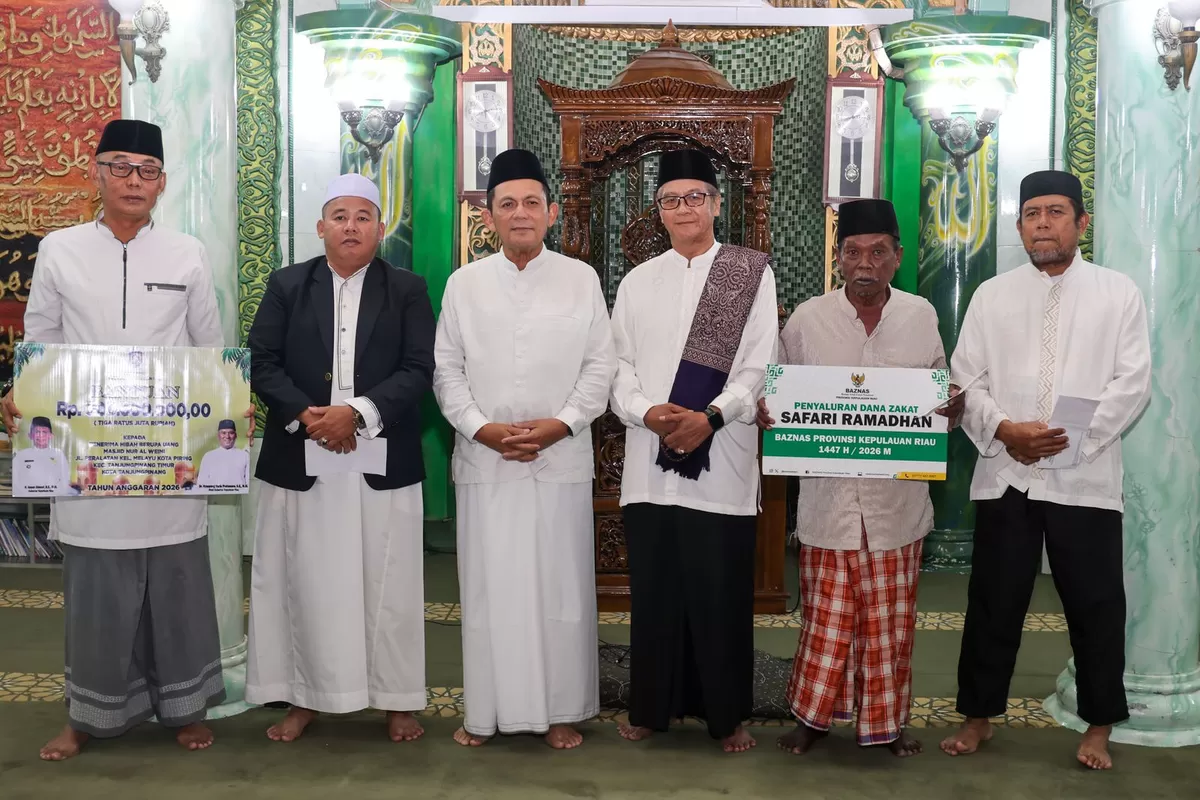 Gubernur Kepri Ansar Ahmad foto bersama usai menyerahkan bantuan saat Safari Ramadan di Masjid Nur Al Weini, Tanjungpinang. (Diskominfo Kepri)