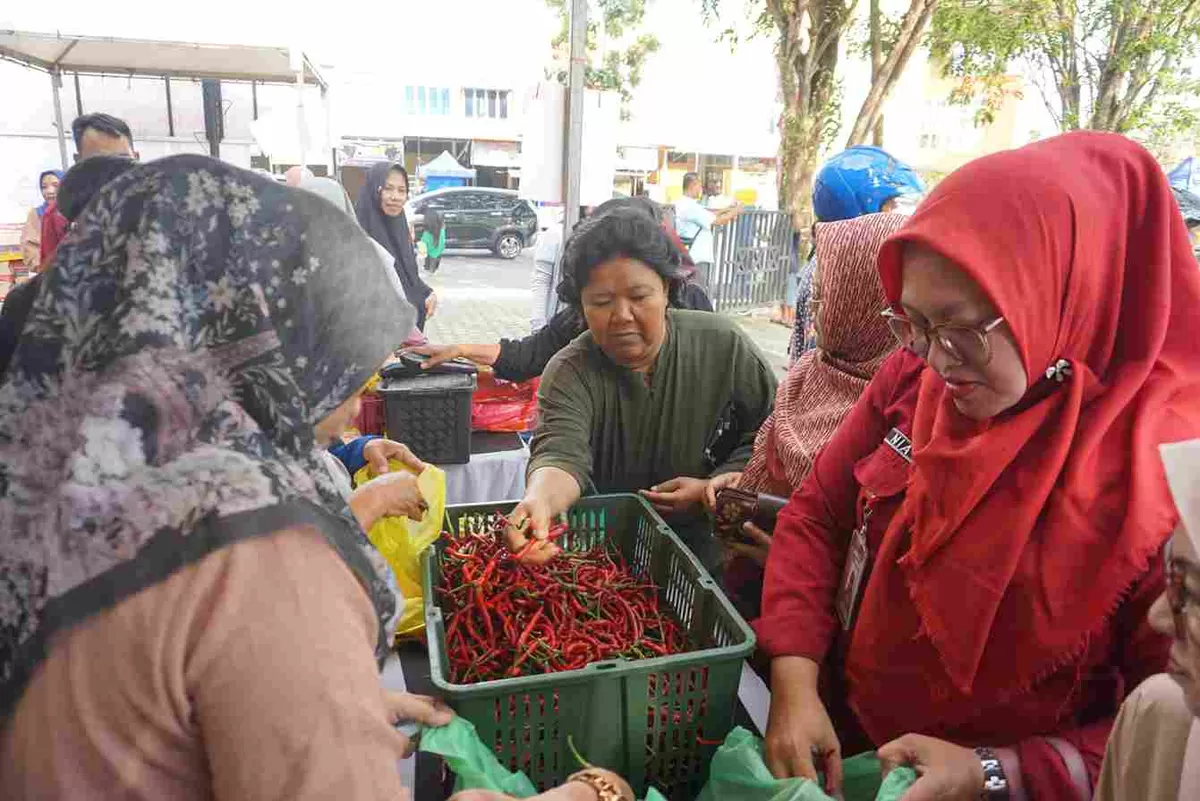 Warga sedang memilih cabai dalam Operasi Pasar Murah di kawasan  Gedung Sentra IKM Tengku Mandak, Sei Carang. (Foto:Diskominfo Tanjungpinang)