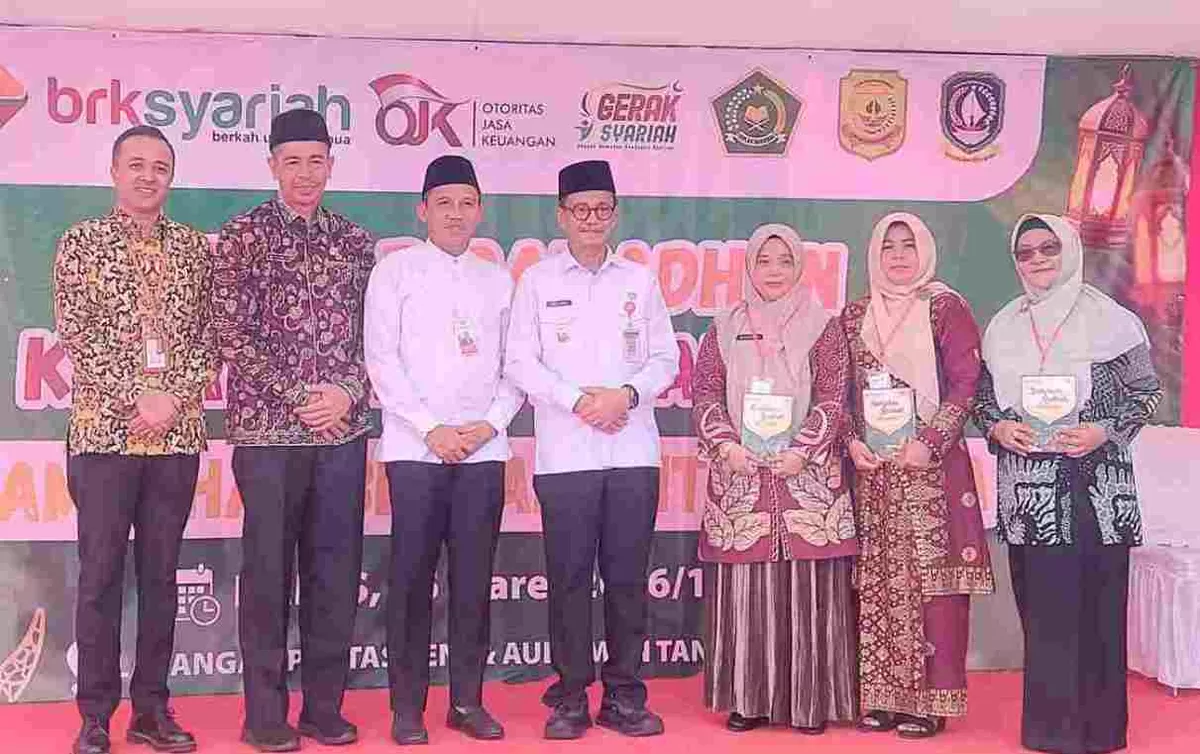 Wawako Raja Ariza foto bersama saat membuka Gebyar Ramadan Keuangan Syariah.(Foto: Diskominfo Tanjungpinang)