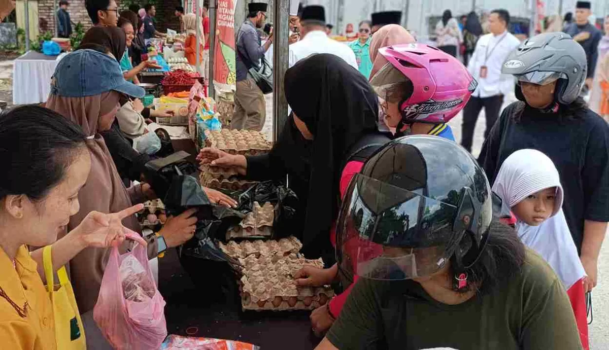 Warga Tanjungpinang terlihat memadati lokasi Gerakan Pangan Murah. (dok.diskominfo tanjungpinang)