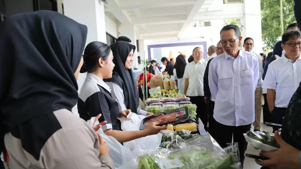 Kepala BP Batam Amsakar Achmad saat meninjau Bazaar Murah Ramadhan digelar BP Batam.(Humas BP Batam) 