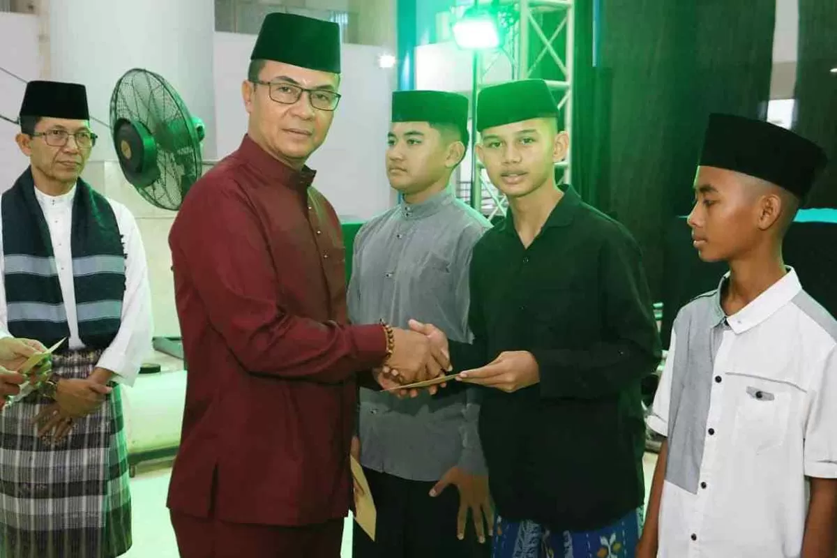 Haji Aweng Kurniawan Hadiri Buka Puasa Bersama Anak Yatim di Masjid Sultan Mahmud Riayat Syah