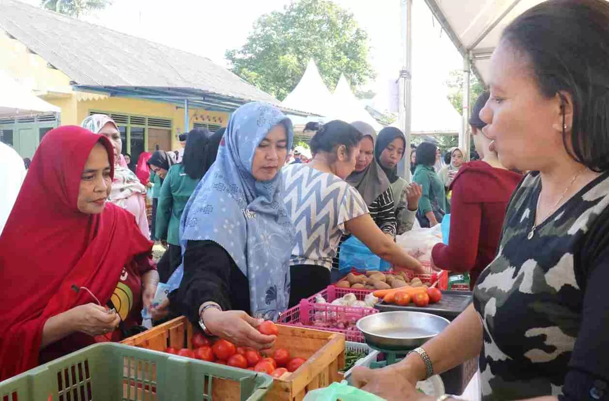 Warga kelurahan Tanjung Unggat sedang membeli kebuutuhan di Gerakan Pasar Murah digelar DP3 Tanjungpinang, (Foto: Diskominfo Tanjungpinang)