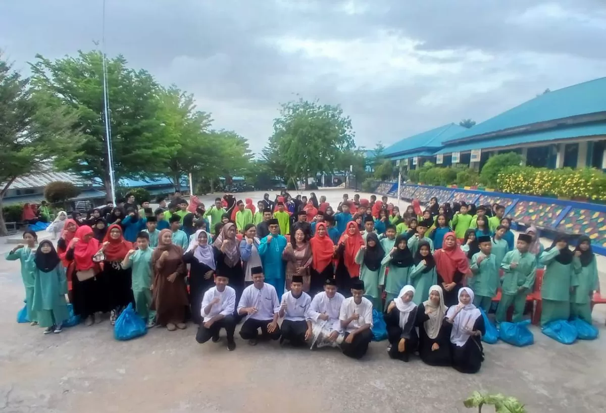 Tebar Kebaikan, Raih Keberkahan SMPN 12 Batam Bagikan Santunan Lewat OSIS Berbagi
