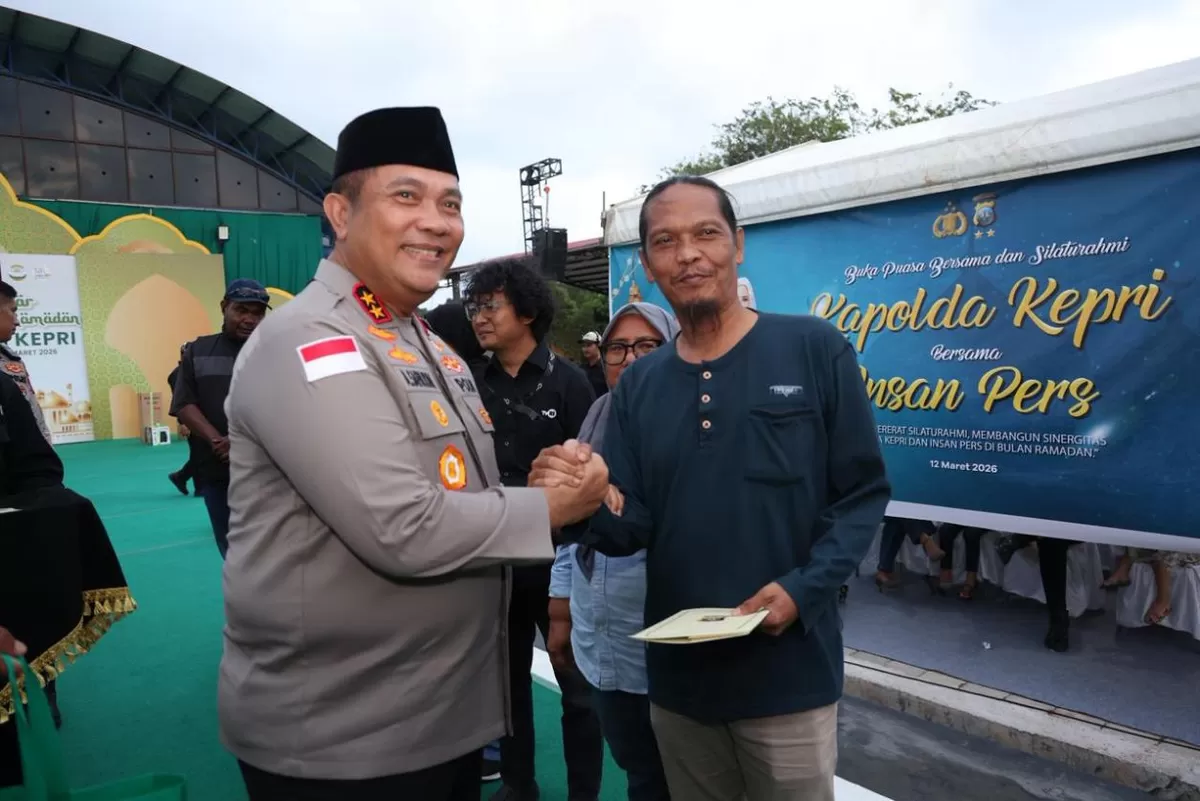 Kapolda Kepri Irjen Pol. Asep Safrudin, berpose bersama Ketua JMSI, Eddy Supriatna. 