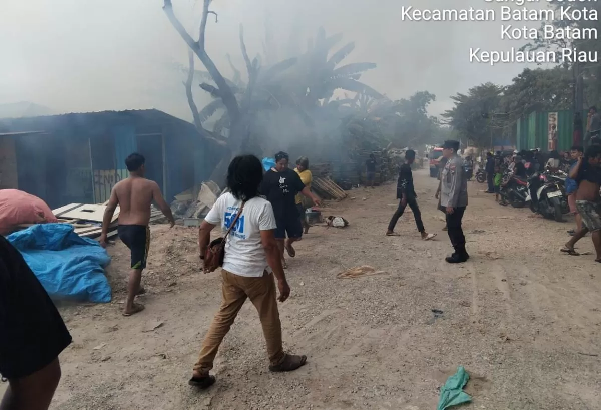 Patroli Respon Laporan 110, Personel Polsek Batu Ampar Datangi TKP Kebakaran di Pantai Stress