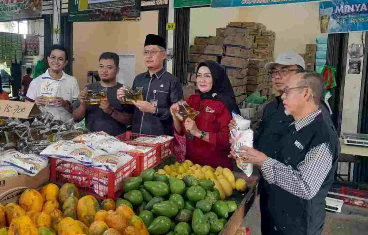 Sekda Kota Tanjungpinang, Zulhidayat bersama tim melakukan pemantauan harga menjelang Hari Raya Idul Fitri 1447 Hijriah.(Foto:Diskominfo Tanjungpinang) 