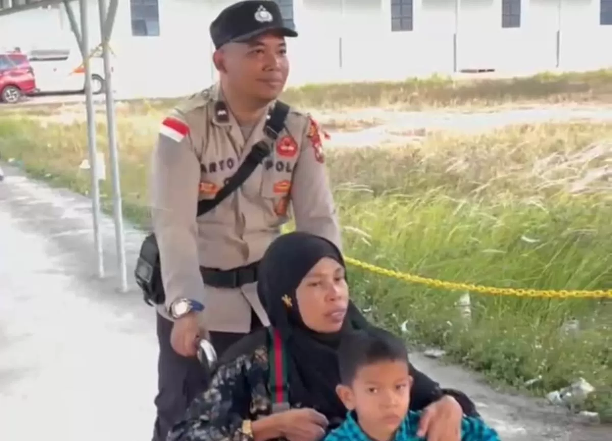 Satbinmas Polresta Barelang Berikan Pelayanan Humanis pada Penumpang Sakit di Pelabuhan Bintang 99 Batu Ampar