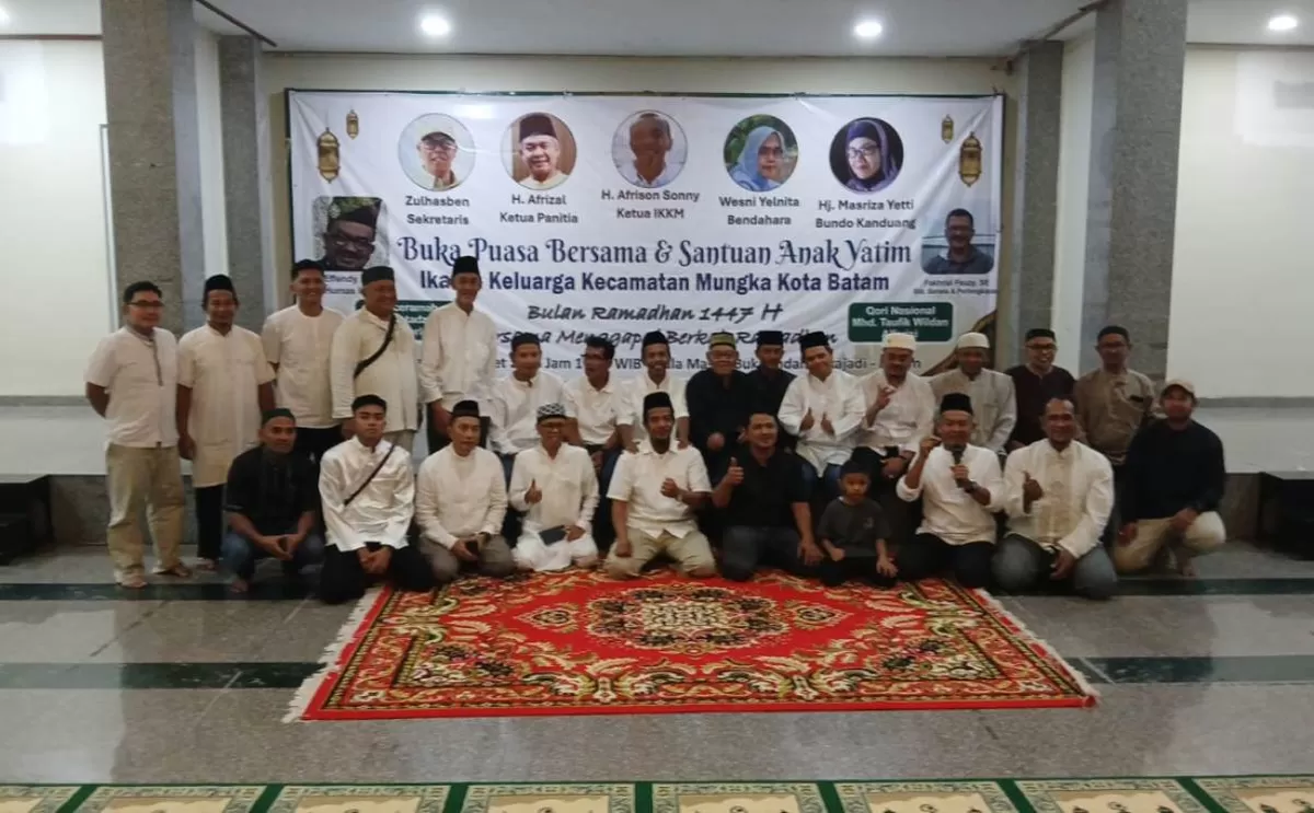Ketua, Pengurus dan Anggota IKKM Batam berswafoto usai gelar agenda silahturahmi bukber dan santunan anak yatim di Masjid Bukit Indah Sukajadi,