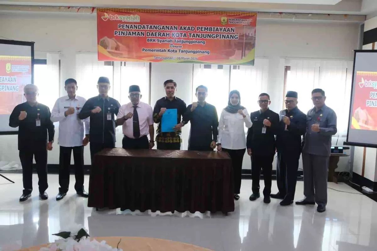 Walikota Tanjungpinang Lis Darmansyah bersama Branch Manager BRK Syariah Baharudin foto bersama usai kesepakatan pinjaman daerah Rp30 miliar. (Foto: Diskominfo Tanjungpinang)