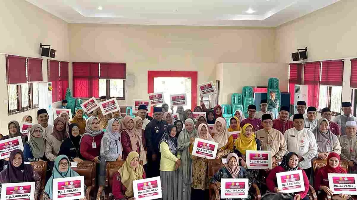 Walikota Tanjungpinang Lis Darmansyah foto bersama kader Posyandu usai menyerahkan Honorarium. (Foto:Diskominfo Tanjungpinang)