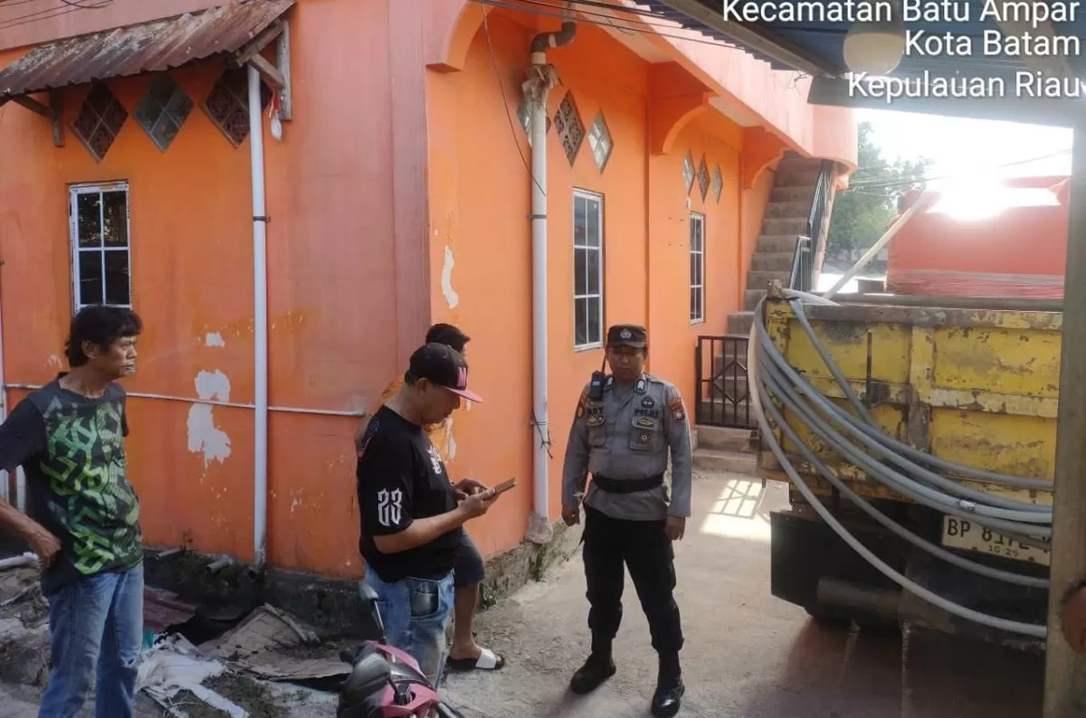 Monitoring Distribusi Air Bersih Hari ke-53, Polsek Batu Ampar Pastikan Kebutuhan Warga Terpenuhi