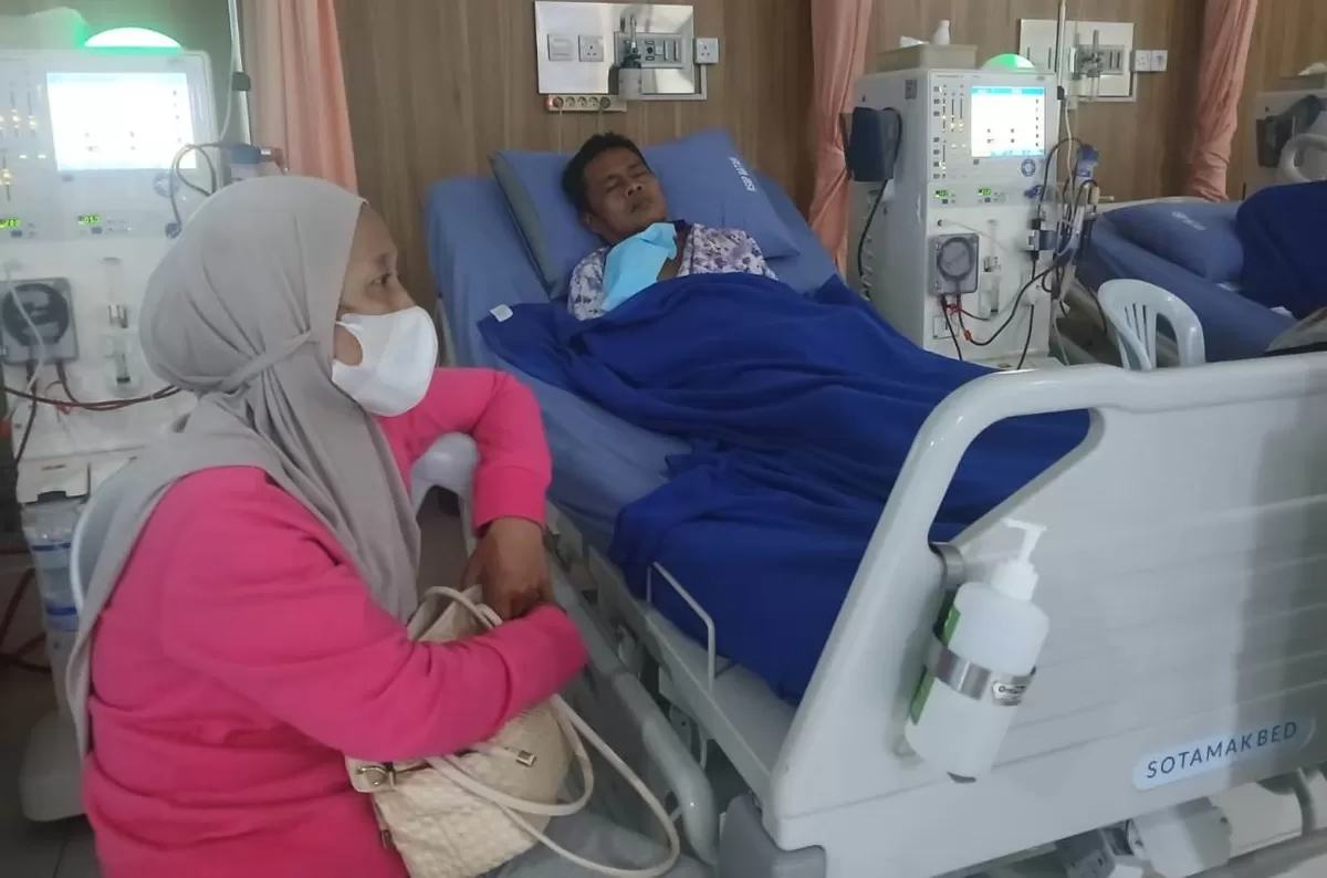 Ibas saat proses tranfusi darah di ruangan Hemodialisis di temani Mustika istri yang setia menemani