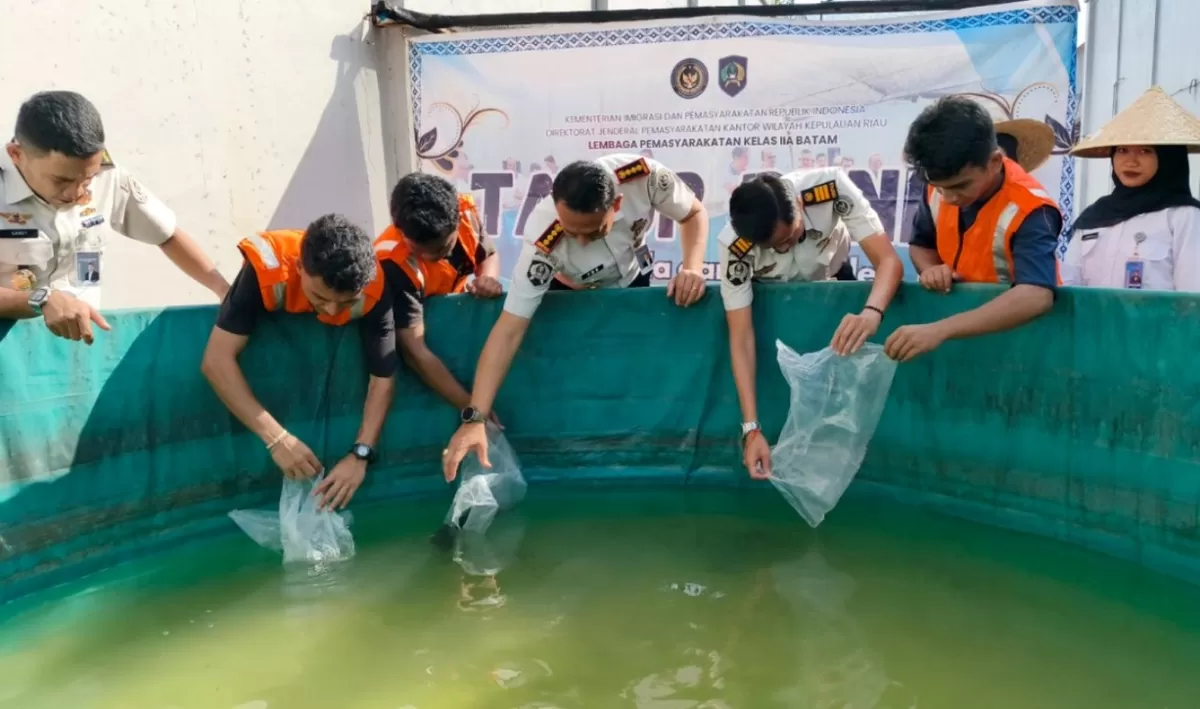 Lapas Kelas IIA Batam Panen 240 Kg Kangkung dan Tebar 6.000 Benih Lele Dukung Ketahanan Pangan Nasional